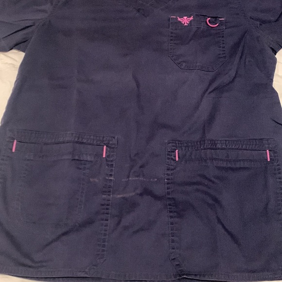 Med Couture navy signature v-neck 3 pocket scrub top - Picture 4 of 7